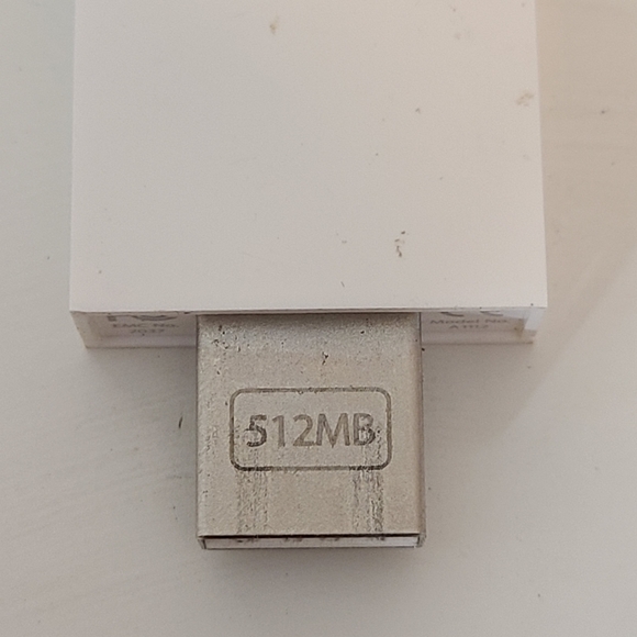 Apple iPod Shuffle - 1st Gen 512 MB - Picture 4 of 4